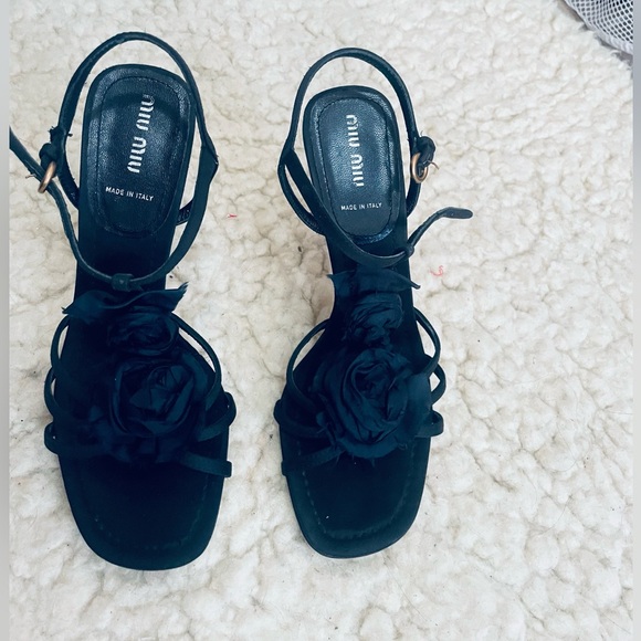 Miu Miu Black Floral Strappy Sandals - Picture 14 of 16